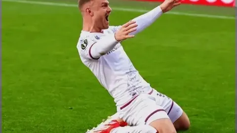 林诗栋以3比0完胜对手，成功挺进WTT新加坡大满贯男单八强